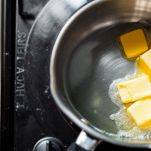 Preparazione dei kataifi con pasta filo, frutta secca e burro fuso.