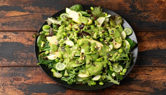 piatto di green goddess salad insalata