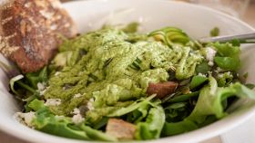 piatto di insalata al pesto