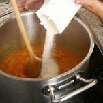 Preparazione della marmellata di nespole