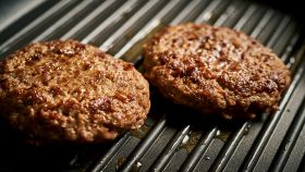 primo piano di hamburger sulla griglia