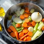 Brodo vegetale preparato con verdure e sale.