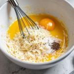 Uova sbattute con parmigiano e spezie.