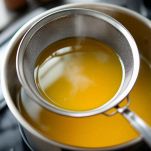 Brodo filtrato pronto per accogliere le uova.