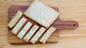 tempeh su tagliere di legno
