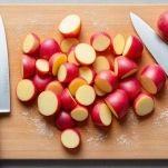 Patate a fette su tagliere