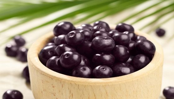 Bacche di acai in una ciotola di legno
