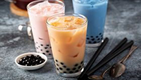 bicchieri con bubble tea su sfondo scuro