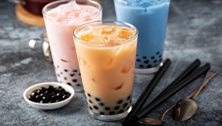 bicchieri con bubble tea su sfondo scuro