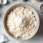 Farina, cocco rapè e zucchero in una ciotola.