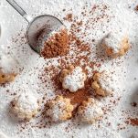 Biscotti passati nello zucchero a velo e cacao.