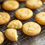 Biscotti al limone su gratella.