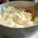 Burro e zucchero montati in una ciotola.