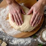 Impasto lavorato e avvolto nella pellicola trasparente.