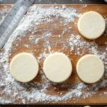 Rondelle di impasto disposte su teglia rivestita.