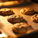 Biscotti dorati in cottura nel forno.