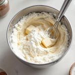 Burro e zucchero montati in ciotola.