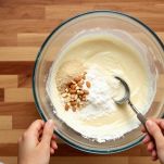 Farina e mandorle tritate aggiunte all’impasto.