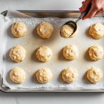 Biscotti crudi disposti sulla teglia.