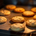 Biscotti dorati raffreddati su gratella.