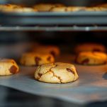 Biscotti di pasta frolla dorati in forno