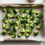 Cime di broccoli su teglia con carta forno