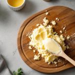 Tuorlo d uovo mescolato con burro in ciotola