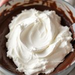 Monta a neve ferma l’albume e incorporalo delicatamente al composto raffreddato