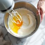 Composto chiaro e spumoso di uova e zucchero