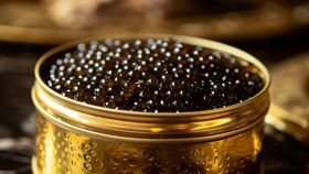 caviale almas nella tradizionale confezione d'oro