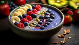 Ciotola di acai bowl con frutta fresca e semi