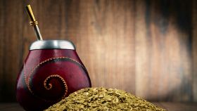 composizione con yerba mate tazza e foglie