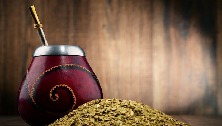 composizione con yerba mate tazza e foglie