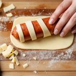 Würstel avvolti nella scamorza e infilzati