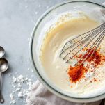 Ingredienti della pastella mescolati in ciotola