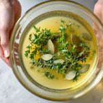 Marinatura a base di vino, timo e alloro