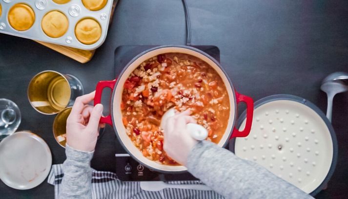 cottura di pollo e peperoni nel forno olandese vista dall'alto