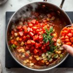 Pomodori a dadini nel tegame