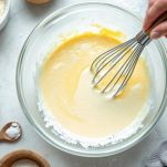 Uova sbattute con latte in ciotola