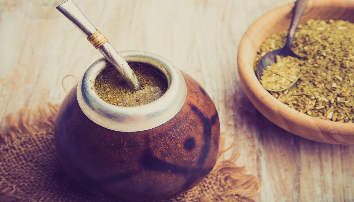 erba mate con tazza e cannuccia