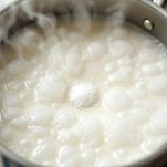 Pentola con acqua e latte in ebollizione