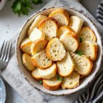 Fette di pane raffermo in ciotole