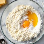 Ricotta, farina e uovo in ciotola