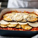 Preparazione parmigiana in teglia