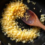 Trito di cipolla e aglio in padella