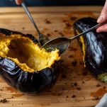 Melanzane svuotate su tagliere