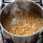 Pentola con lenticchie in ebollizione