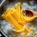 Pasta lunga che cuoce nella pentola