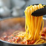 Pasta trasferita nella casseruola