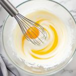 Composto chiaro e spumoso mescolato